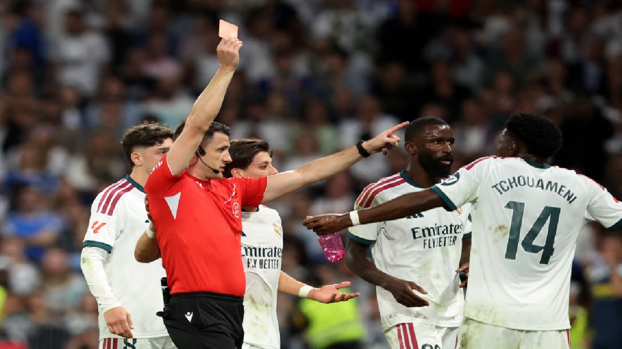 طرد فينيسيوس يفتح النار على الدوري الإسباني.. هل فيه فساد وهل اللقطة تستحق الطرد؟..فيديو