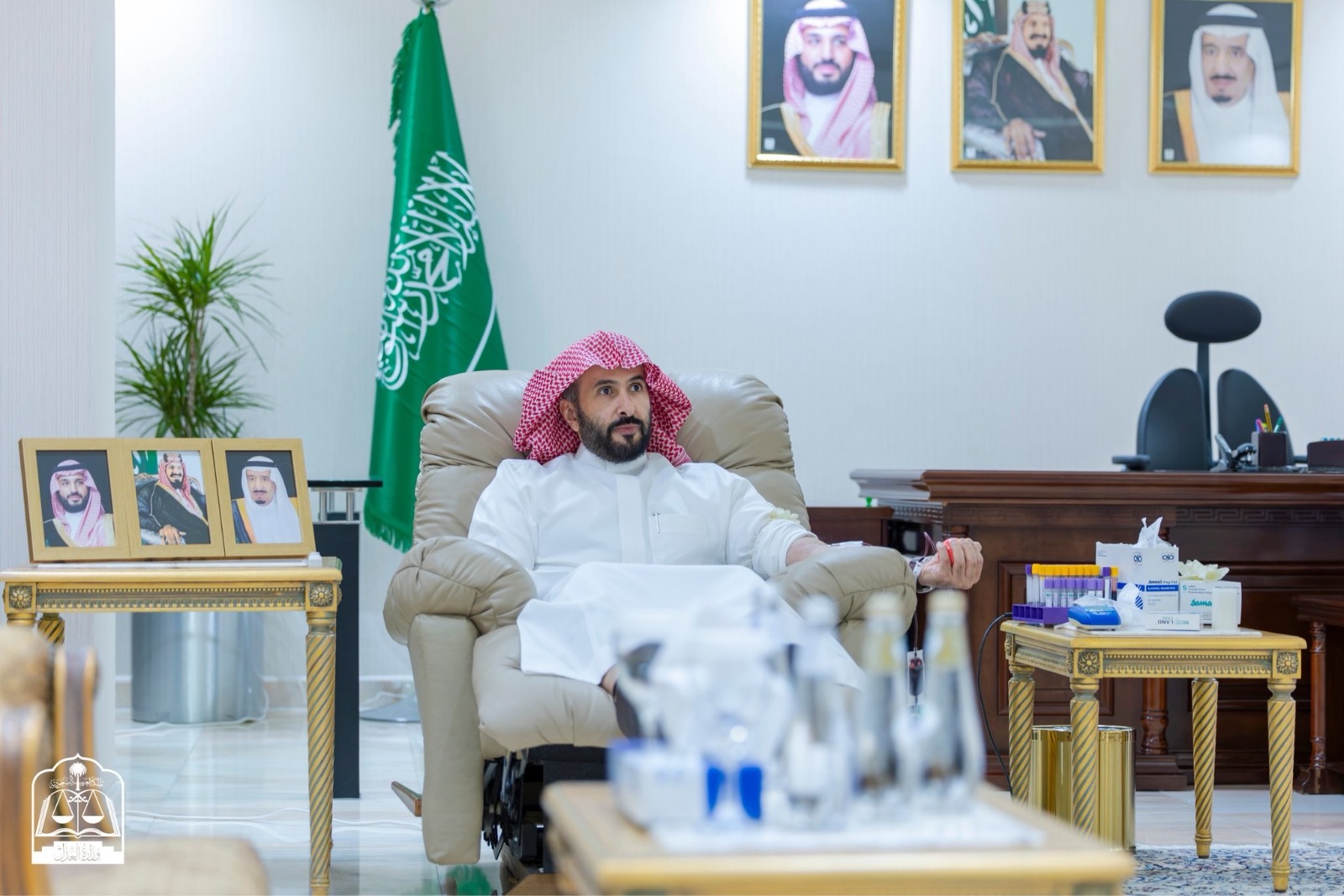 وزير العدل يتبرع بالدم تفاعلا مع مبادرة ولي العهد..صور