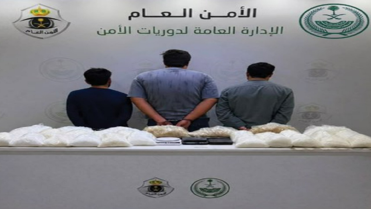 القبض على 3 مقيمين لترويجهم 42 كيلوجرامًا من الشبو في جدة