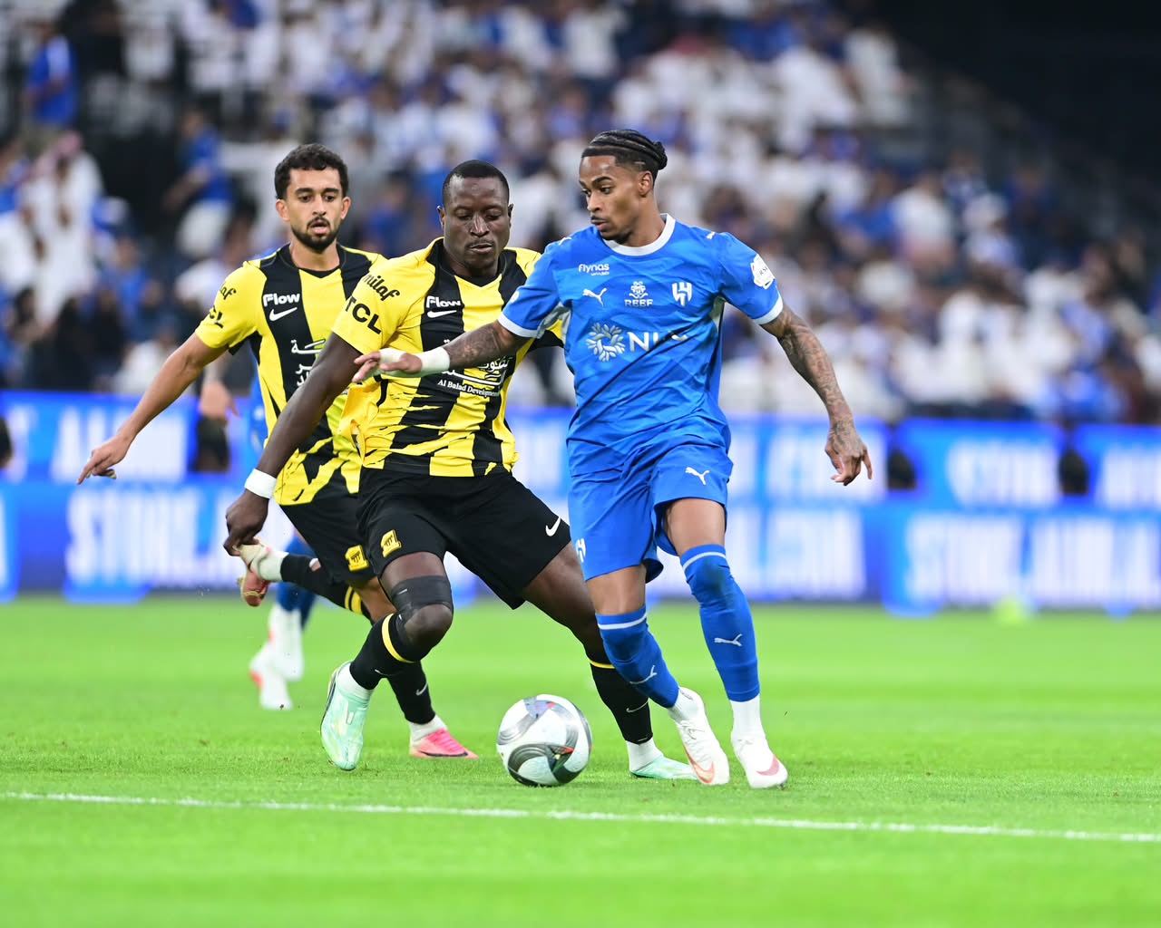 الهلال يحسم الكلاسيكو بثلاثية في مرمى العميد..صور