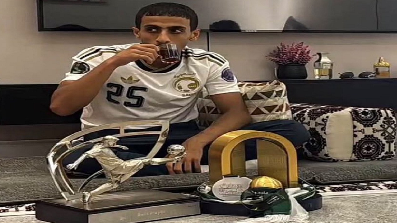“جاب الكأس ورايح يتقهوى في ديوانية”.. لقطة عفوية للاعب المنتخب السعودي همام الهمامي بصحبة كأس الخليج