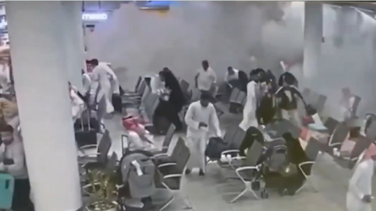 موقف بطولي للشاب السعودي عبدالسلام العمري في مساعدة مسنة عقب الاعتداء الحوثي بمطار أبها .. فيديو
