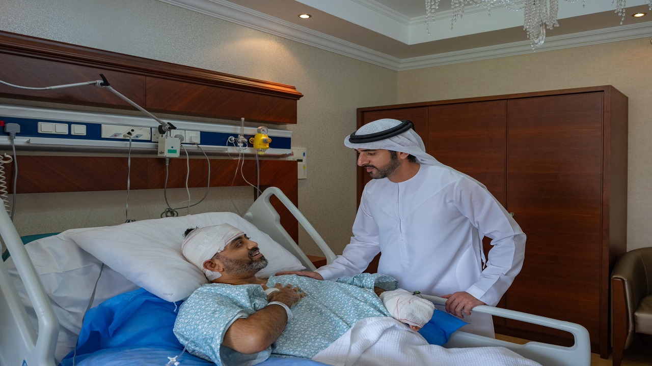 الشيخ حمدان بن محمد يزور طيار “فلاي دبي” سميت ماتشهار في المستشفى.. صور