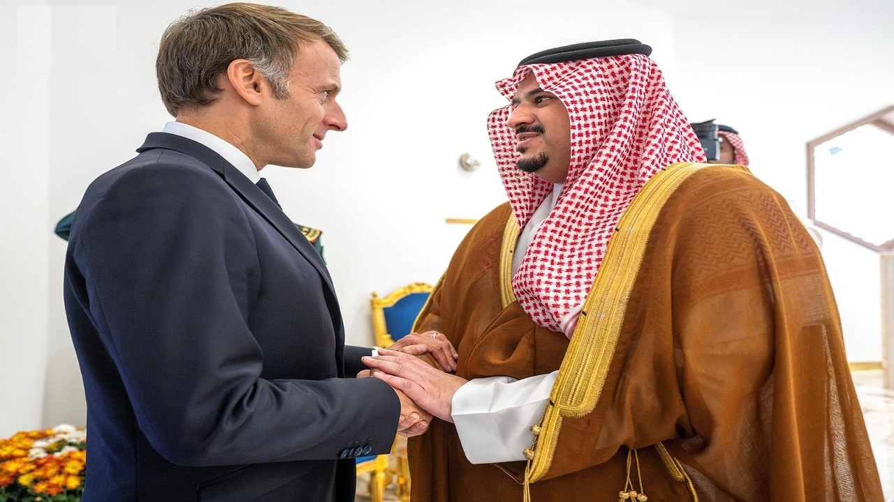 الرئيس الفرنسي يصل إلى الرياض وفي مقدمة مستقبليه نائب أمير المنطقة.. صور