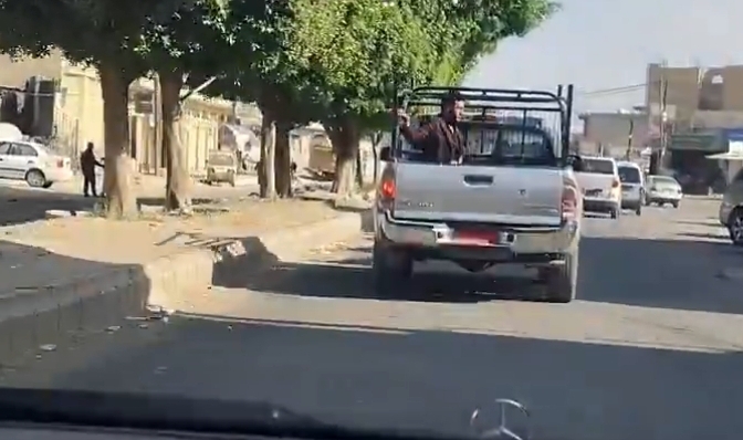 مشهد يثري الجدل.. شاب يمني يؤدي الصلاة في حوض وانيت متحرك يشعل منصات التواصل