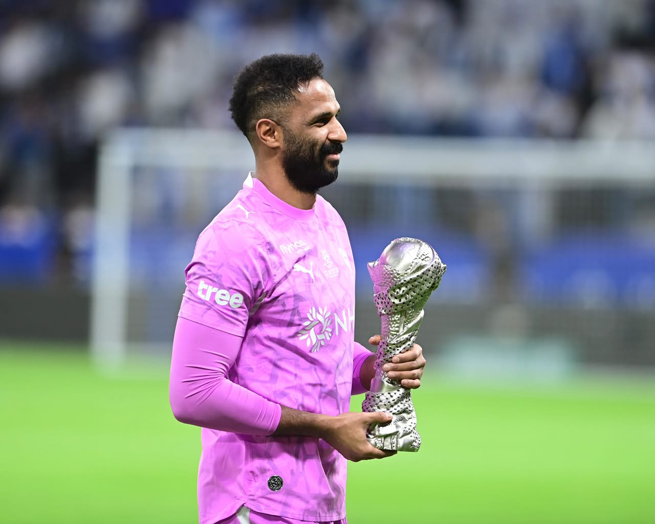 ممر شرفي من لاعبي الهلال والاتحاد ودخول العويس بلقب كأس الخليج.. فيديو وصور