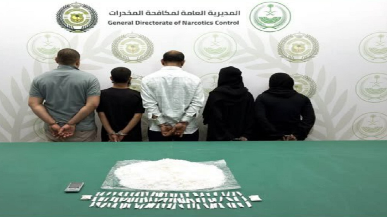 القبض على 4 مقيمين ووافدة لترويجهم 8.5 كيلوجرام من الشبو