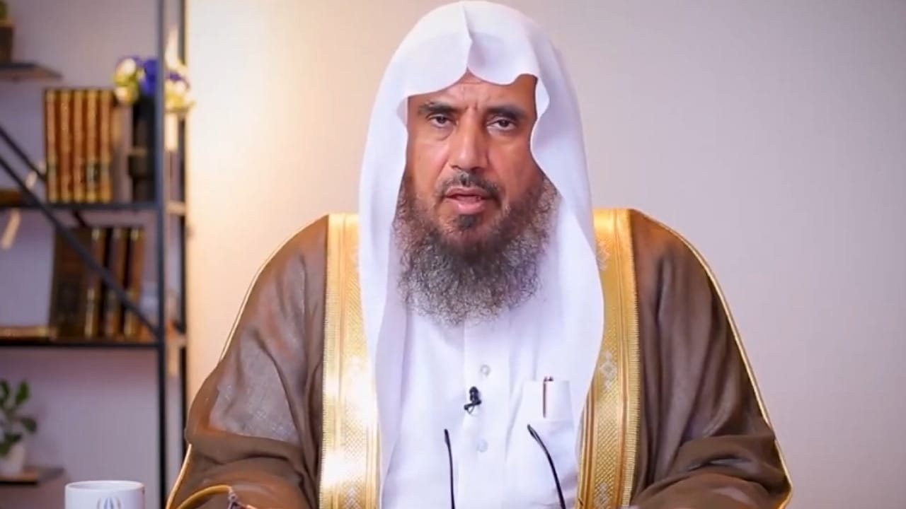 الخثلان يوضح حكم إلقاء تحية السلام عليكم برفع اليد والإشارة دون مصافحة.. فيديو
