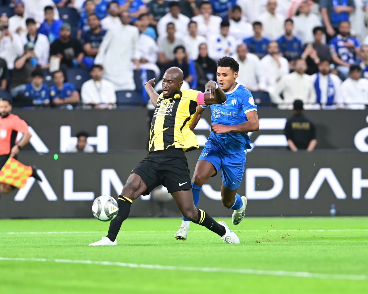 الهلال يحسم الكلاسيكو بثلاثية في مرمى العميد..صور