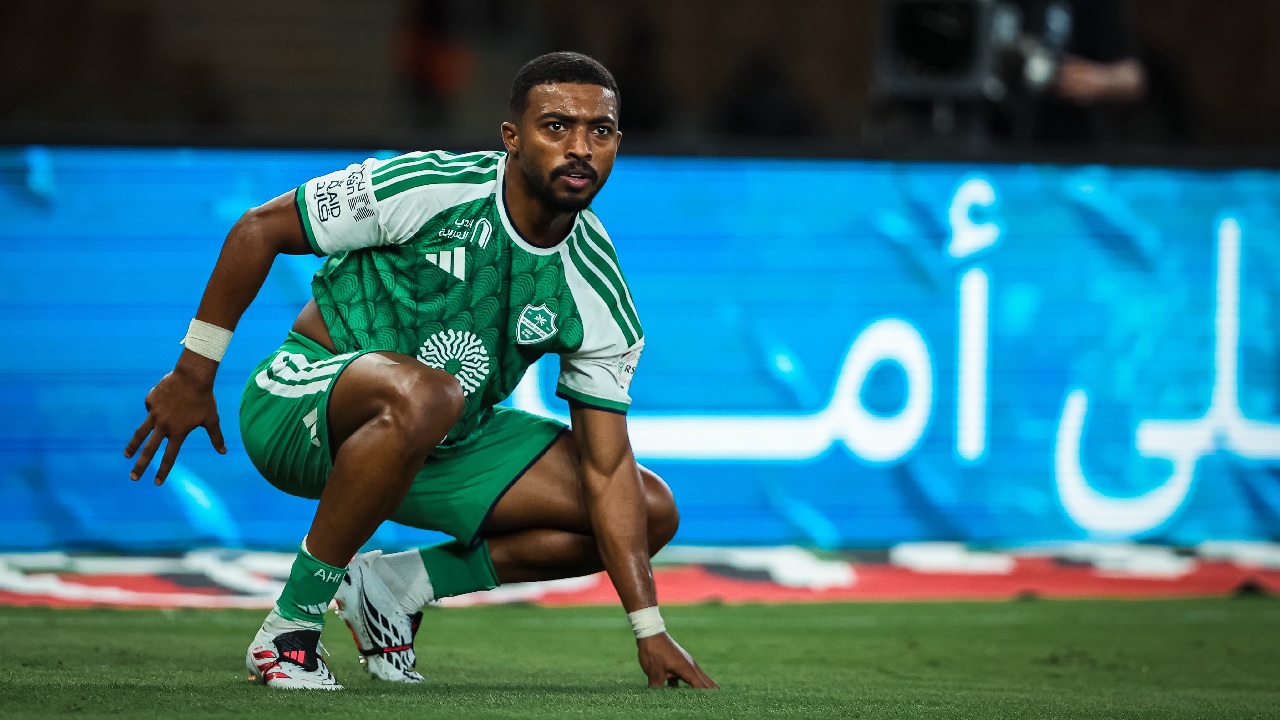 نايف مسعود لاعب الأهلي يتعرض لإصابة بمفصل القدم
