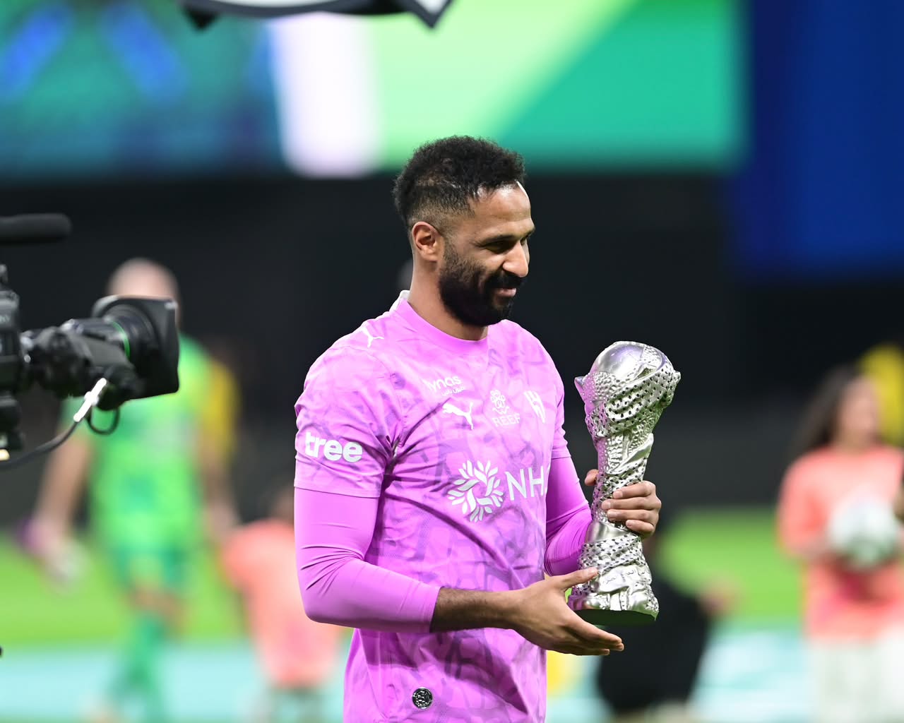 ممر شرفي من لاعبي الهلال والاتحاد ودخول العويس بلقب كأس الخليج.. فيديو وصور