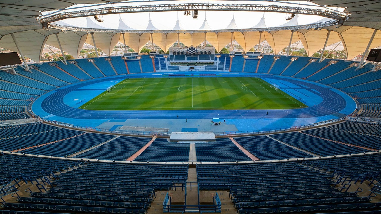بدء تركيب العشب الطبيعي في ملعب مدينة الملك فهد استعداداً لكأس آسيا 2027..صور