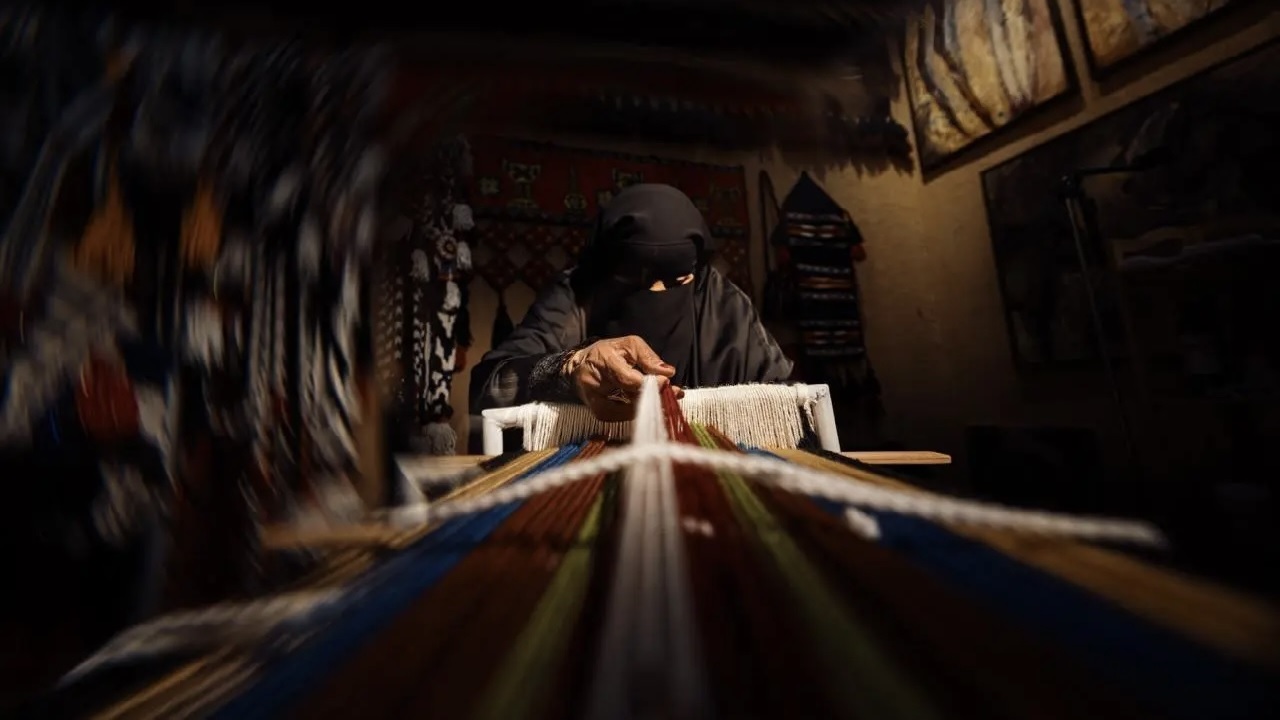 أم السدو تستعرض خبرة أكثر من 60 عاماً في حفظ الموروث السعودي.. صور