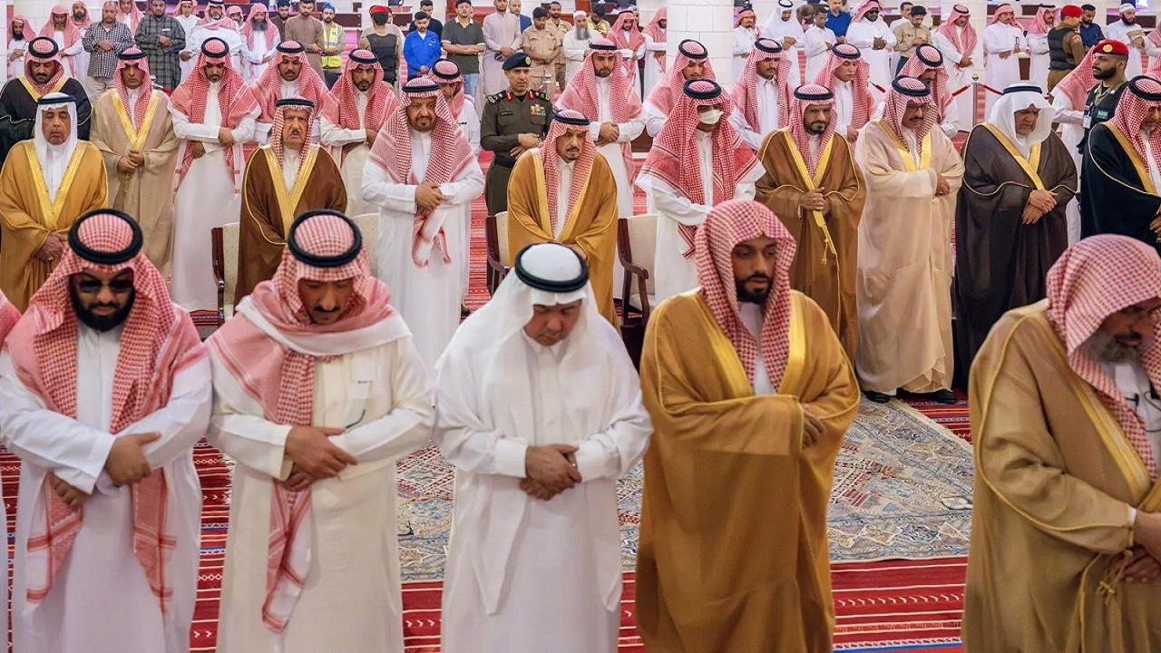 أمير الرياض يؤدي صلاة الميت على مشاعل بنت سعود بن محمد.. صور