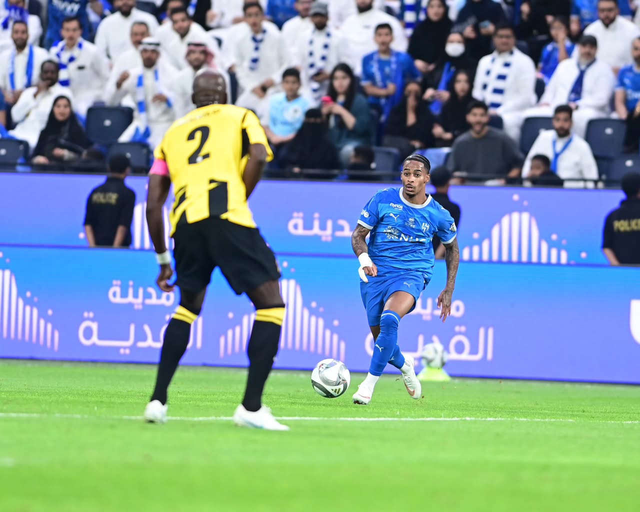 الهلال يحسم الكلاسيكو بثلاثية في مرمى العميد..صور
