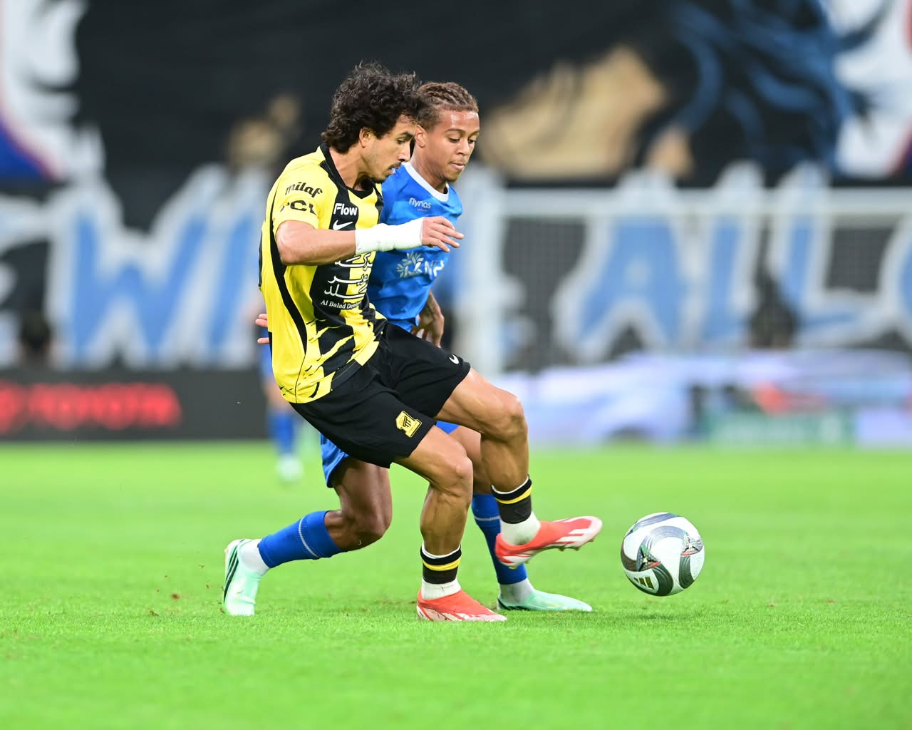 الهلال يحسم الكلاسيكو بثلاثية في مرمى العميد..صور