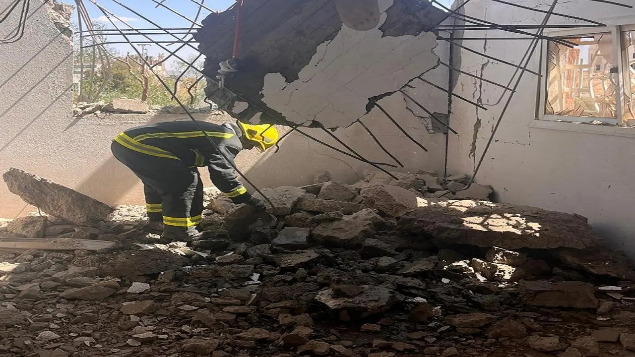 الدفاع المدني: سقوط شظايا نتيجة اعتراض صاروخين باليستيين بخميس مشيط وأحد رفيدة نتج عنه إصابتان وأضرار مادية.. صور