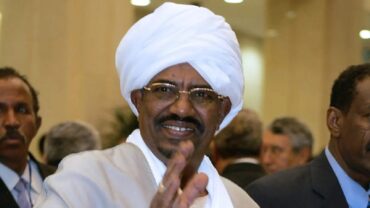 نقل عمر البشير إلى مستشفى بالخرطوم بعد تدهور حالته الصحية