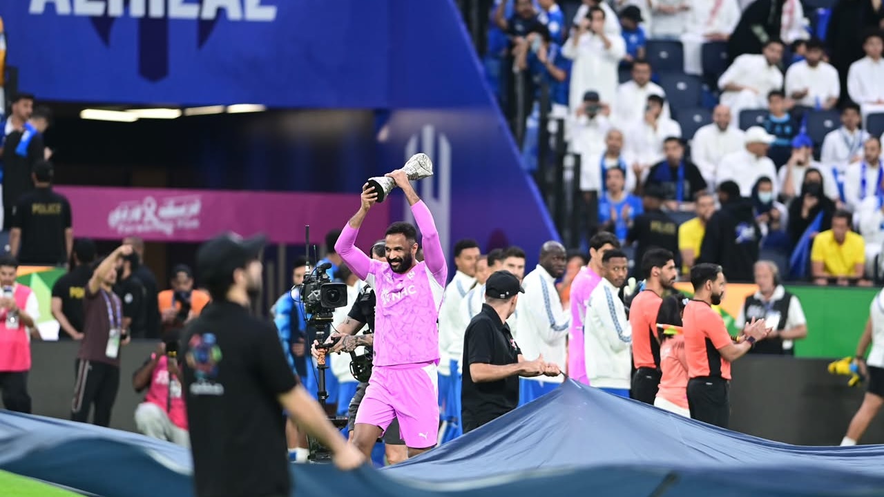 ممر شرفي من لاعبي الهلال والاتحاد ودخول العويس بلقب كأس الخليج.. فيديو وصور