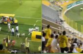 جماهير الوصل ترمي صالح أبو الشامات بالقوارير أثناء خروجه مصاباً .. فيديو