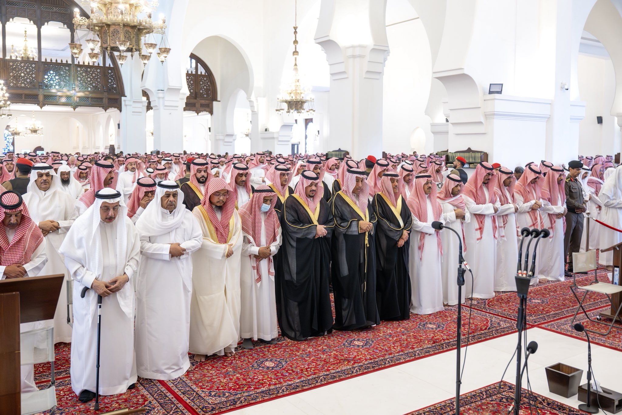 نائب أمير الرياض يؤدي صلاة الميت على عبدالرحمن المقيرن..صور