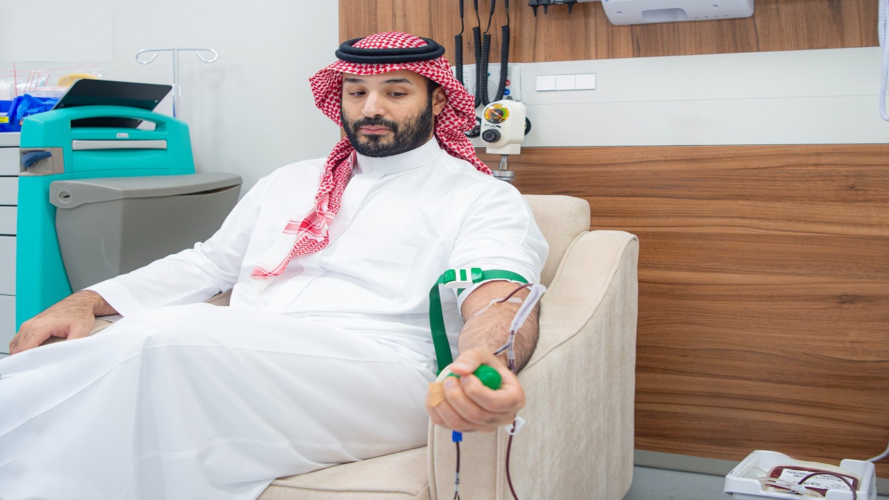 ولي العهد يتبرع بالدم ويطلق الحملة الوطنية السنوية للتبرع بالدّم