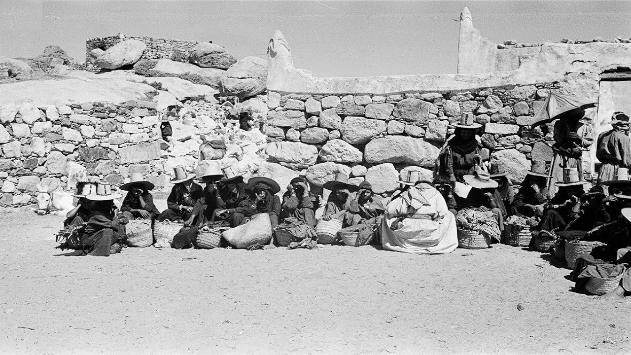 ملامح البساطة وأصالة المكان.. صور نادرة لأهالي تنومة قبل 80 عاماً