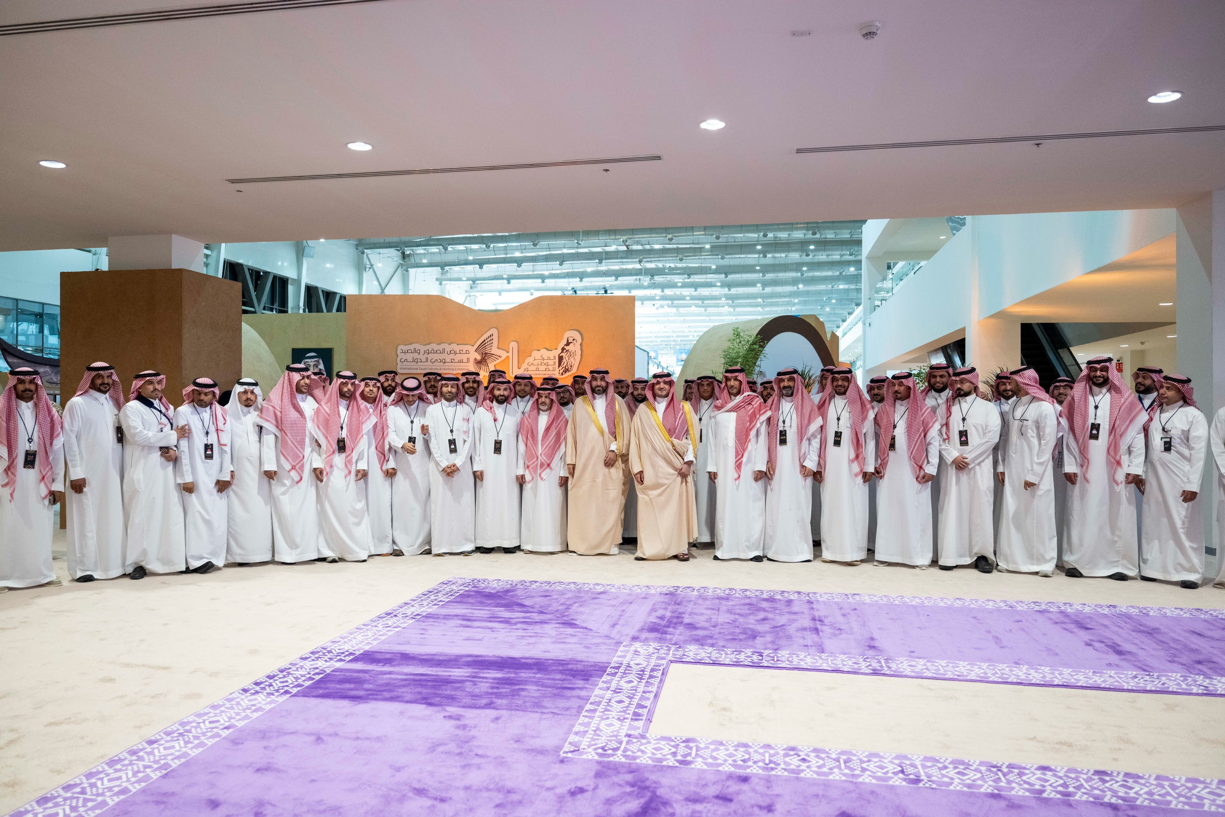 الأمير عبدالعزيز بن سعود يزور معرض الصقور والصيد السعودي الدولي 2026..صور