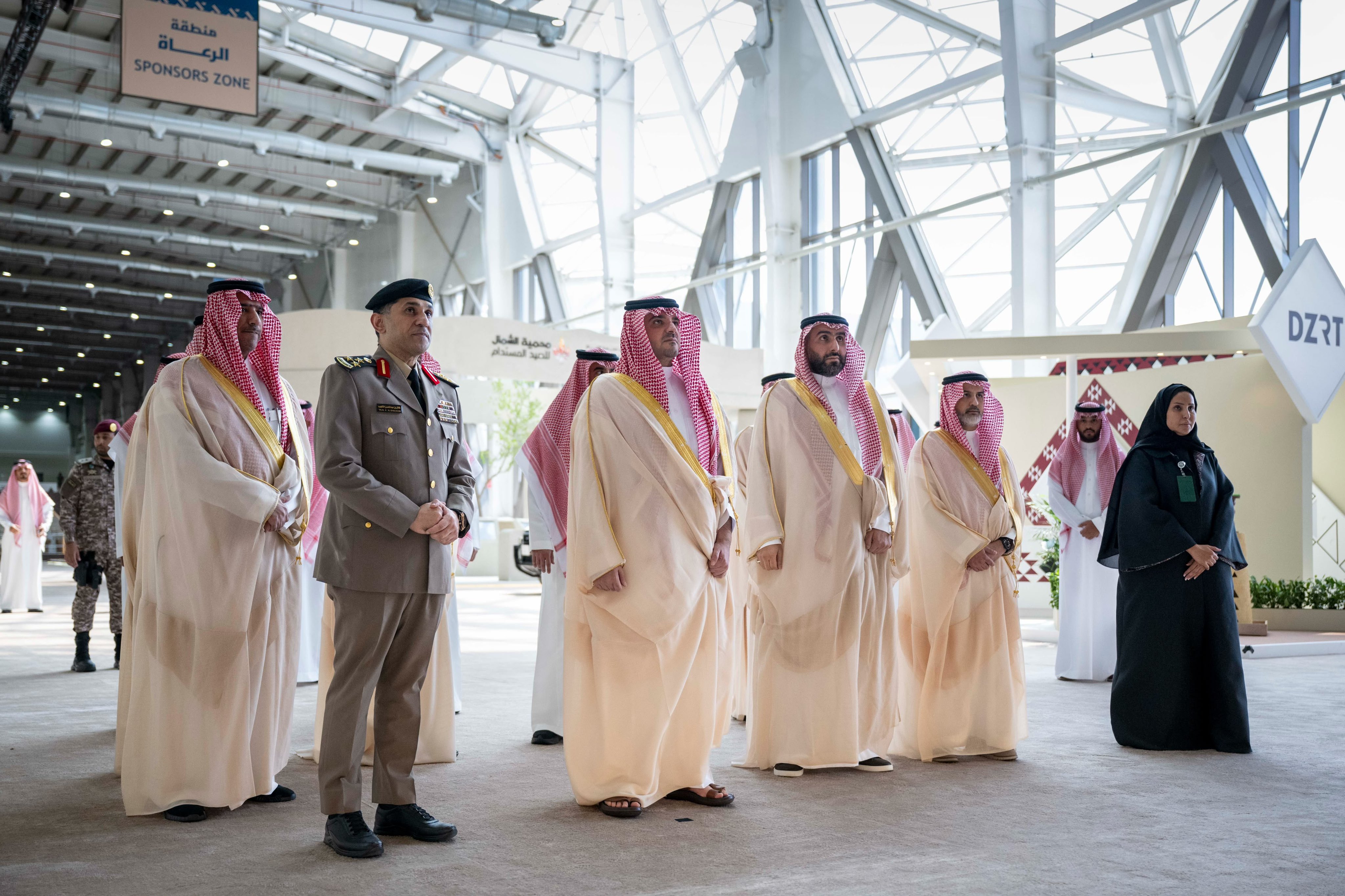 الأمير عبدالعزيز بن سعود يزور معرض الصقور والصيد السعودي الدولي 2026..صور