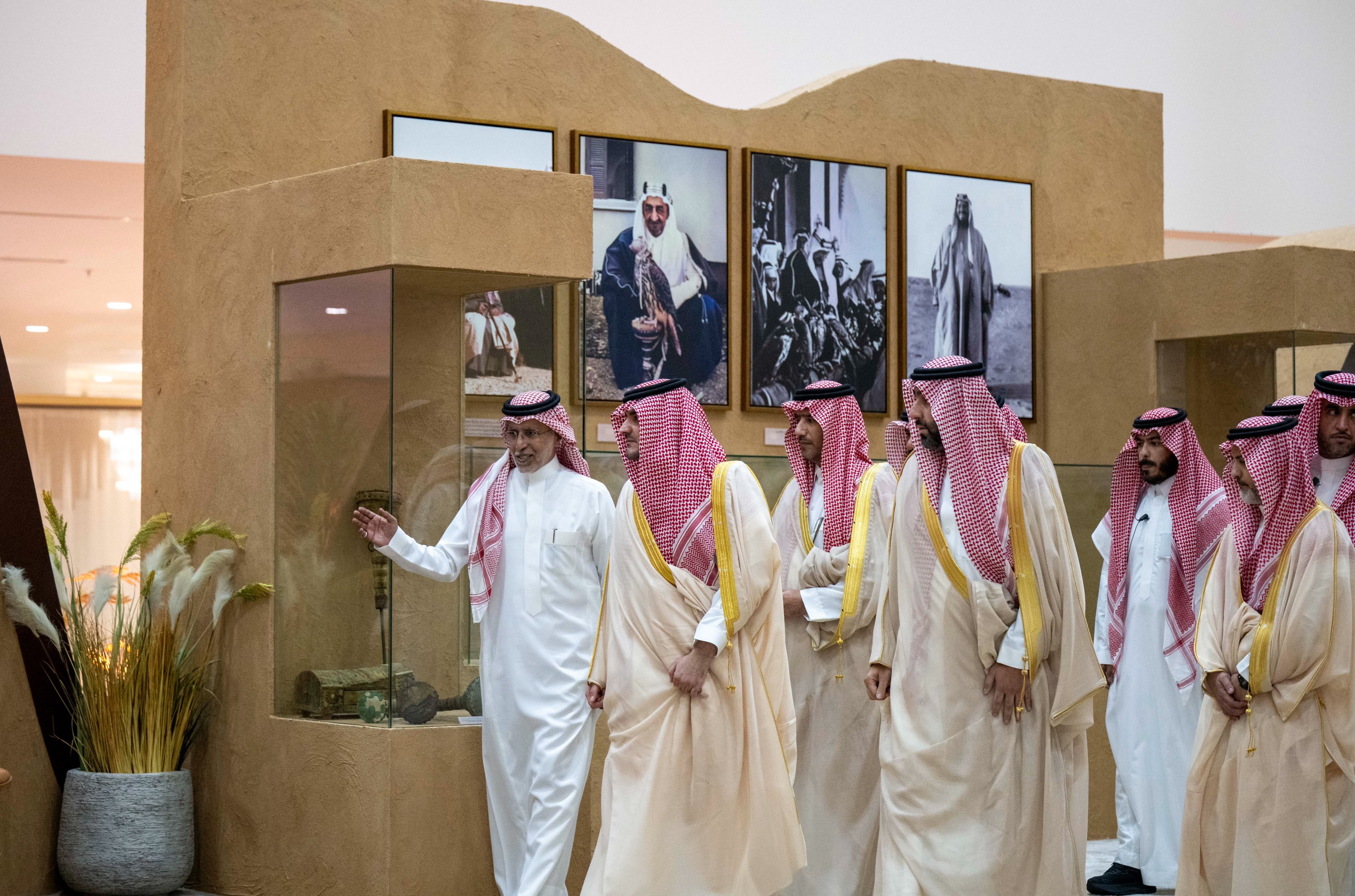 الأمير عبدالعزيز بن سعود يزور معرض الصقور والصيد السعودي الدولي 2026..صور