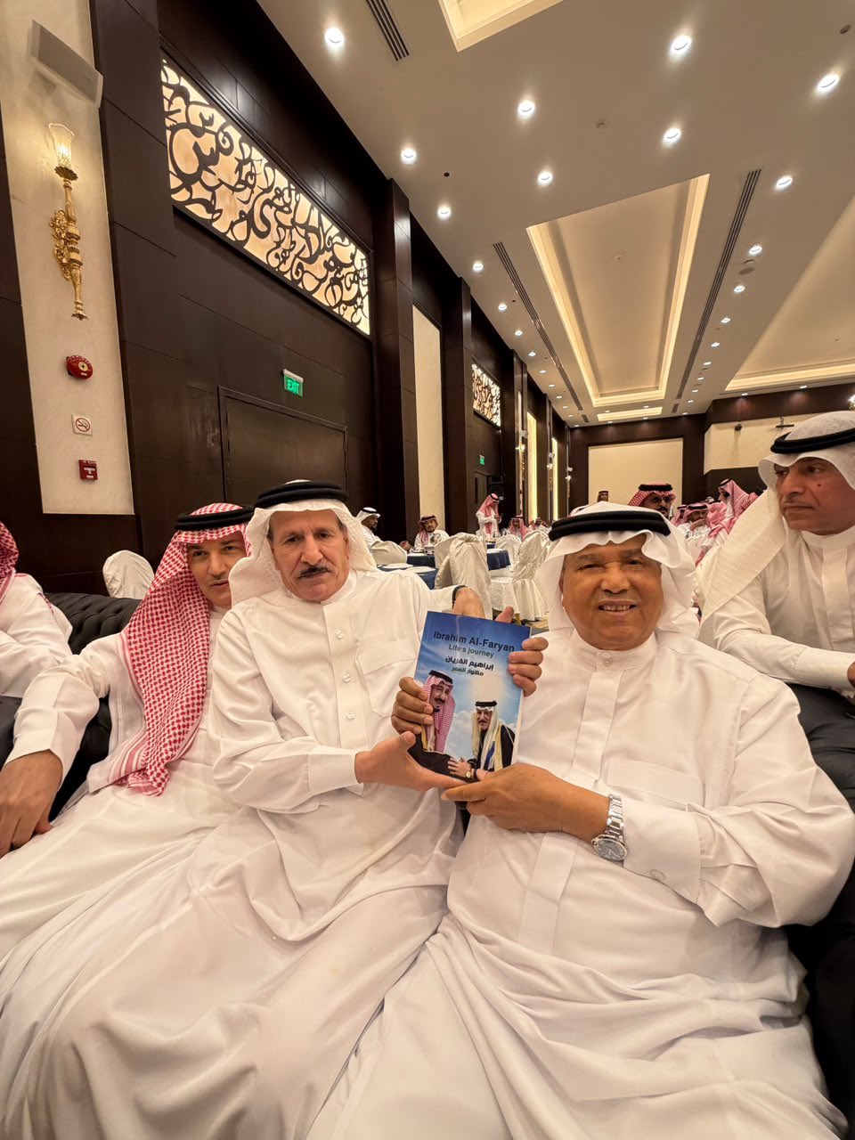 ما لقيت إلا ذي الأيام؟.. سرعة بديهة محمد عبده تحرج هدية الفريان الإيرانية..فيديو