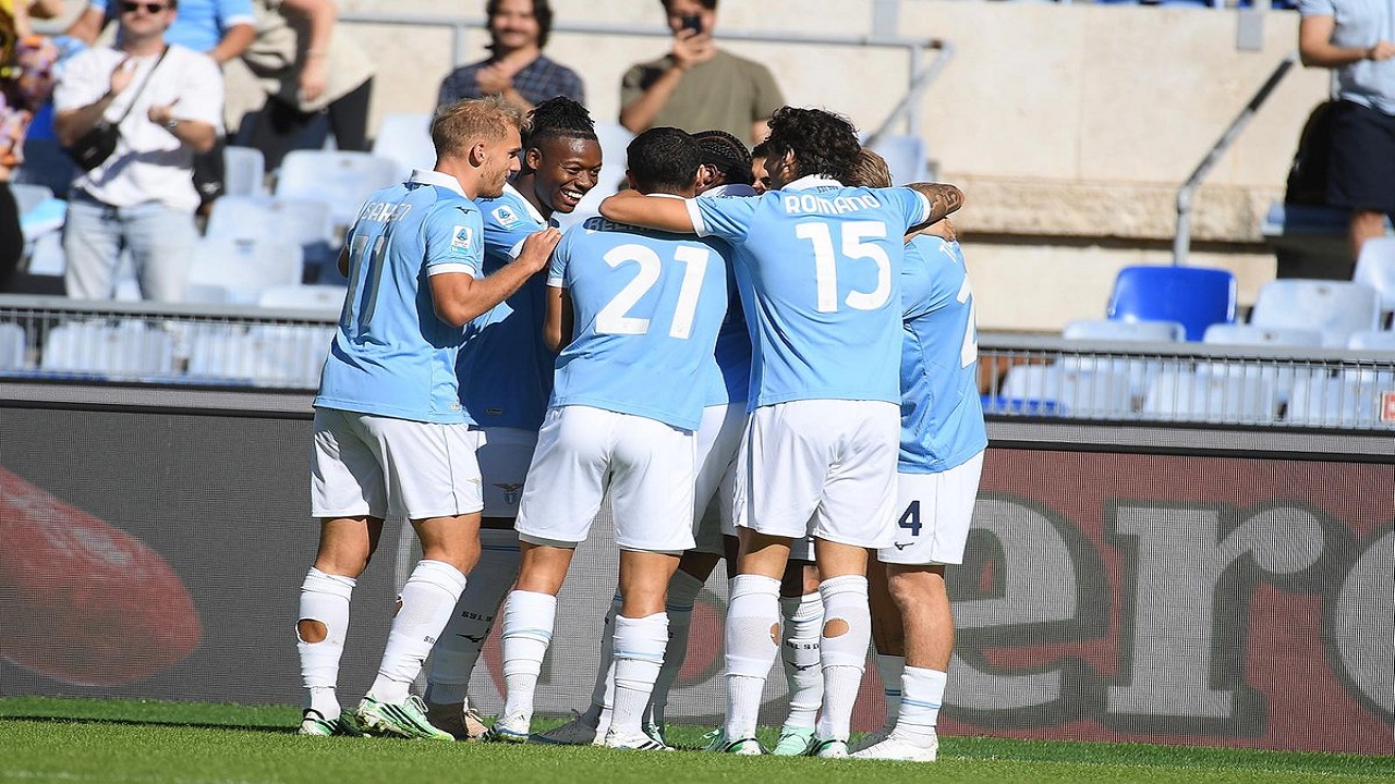 لاتسيو يتغلّب على مونزا ويزاحم إنتر ميلان على صدارة الدوري الإيطالي