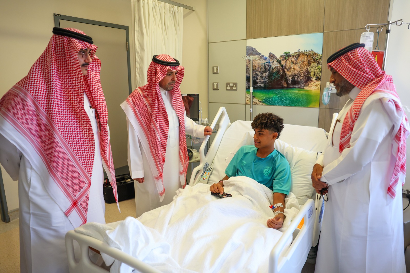 رئيس الفيحاء يزور لاعب الفريق بعد إصابته في استهداف مطار الملك خالد.. فيديو