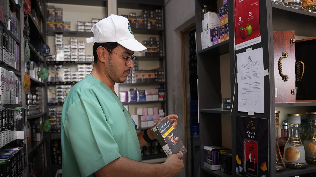 ضبط 2302 عبوة مخالفة من منتجات السجائر الإلكترونية شمال الرياض