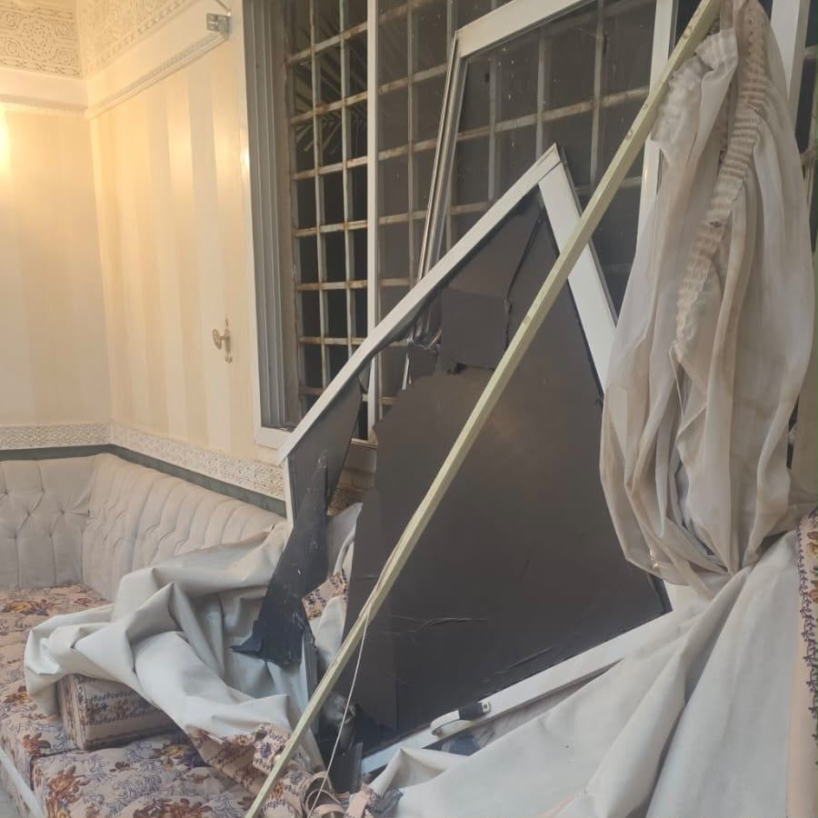 سقوط شظايا نتيجة اعتراض صاروخين بالرياض نتج عنهما 4 إصابات وأضرار بـ 15 منزل..صور