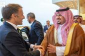 الرئيس الفرنسي يغادر الرياض وفي مقدمة مودعيه نائب أمير المنطقة