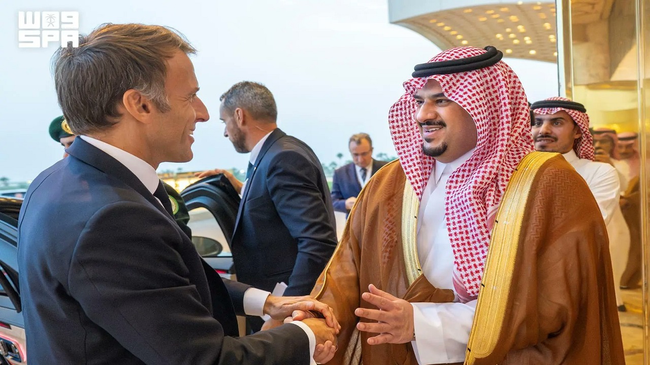 الرئيس الفرنسي يغادر الرياض وفي مقدمة مودعيه نائب أمير المنطقة