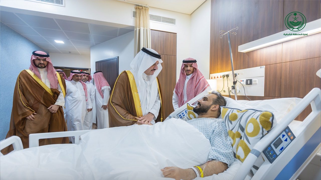 أمير الشرقية ونائبه يزوران المصاب جراء استهدف مطار الملك فهد الدولي