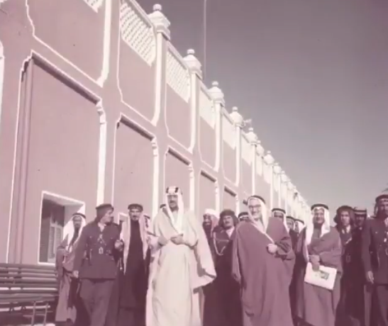 توثيق تاريخي نادر للملك سعود في حدائق قصر الناصرية بالرياض عام 1959م