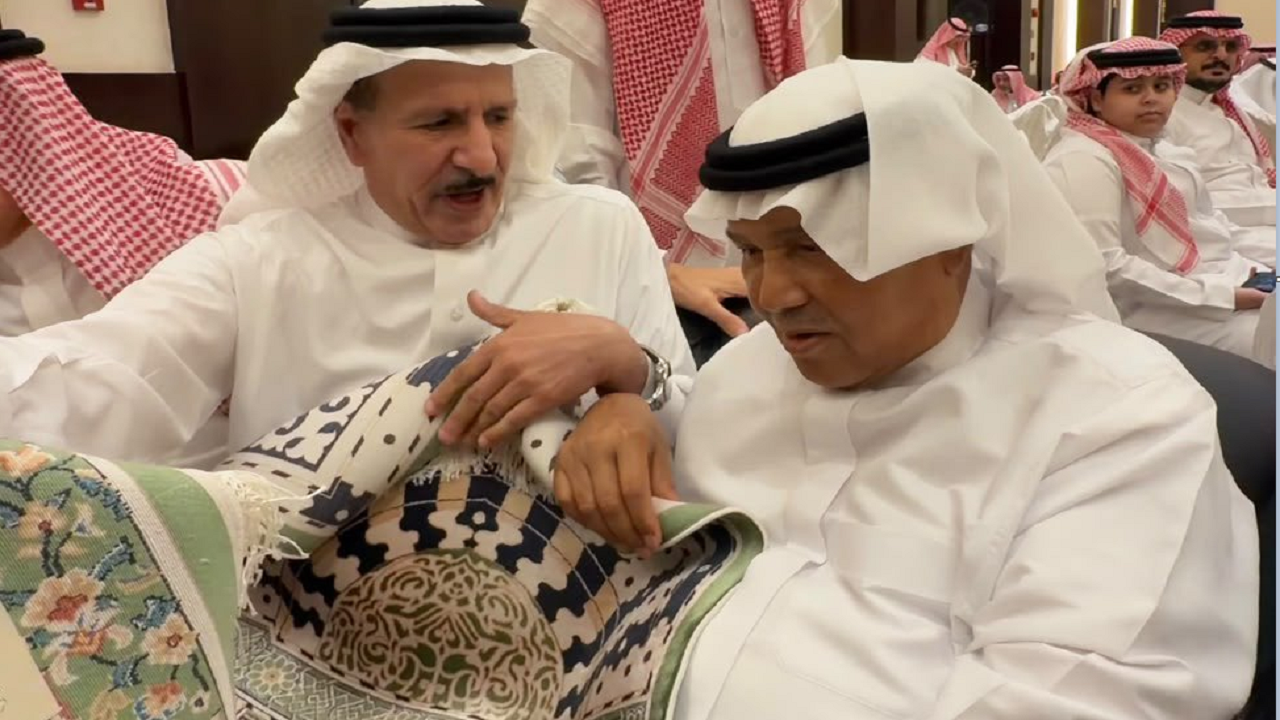 “ما لقيت إلا ذي الأيام؟”.. سرعة بديهة محمد عبده تُحرج هدية الفريان “الإيرانية”..فيديو
