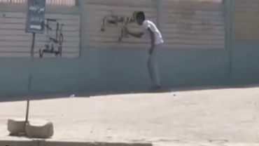 وزارة الداخلية بالكويت تضبط شخصاً عبث بجدار مدرسة وتلزم ذويه بإصلاحه..فيديو