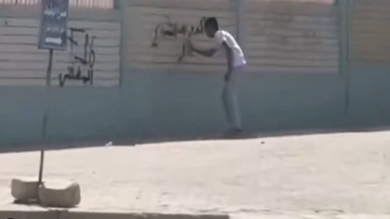 وزارة الداخلية بالكويت تضبط شخصاً عبث بجدار مدرسة وتلزم ذويه بإصلاحه..فيديو