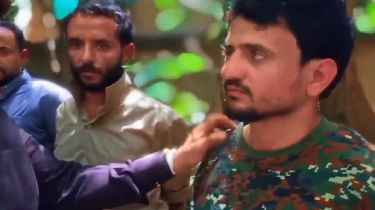 صيد ثمين للجيش اليمني.. أسر القيادي الحوثي البارز “أكرم عامر” المقرب من عبدالكريم الحوثي في تعز.. فيديو