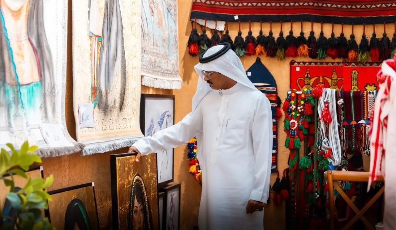 أم السدو تستعرض خبرة أكثر من 60 عاما في حفظ الموروث السعودي.. صور