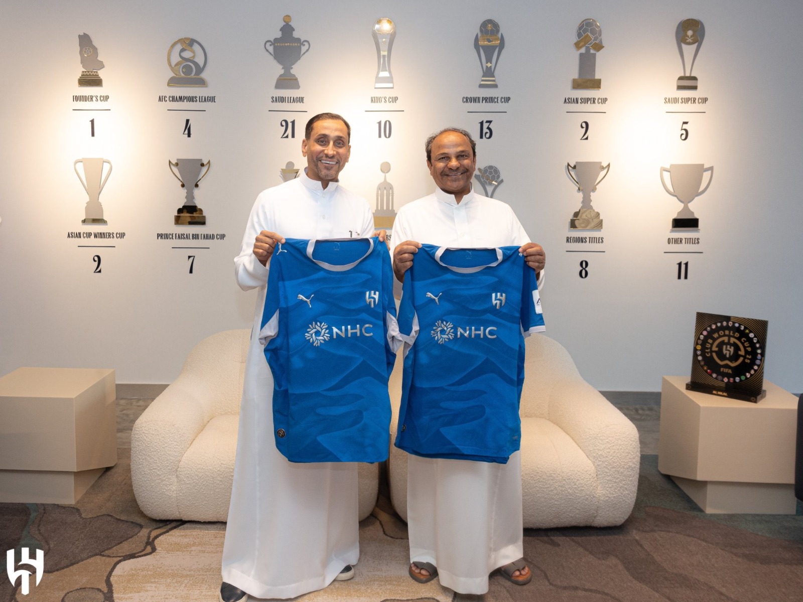 يوسف الثنيان وسامي الجابر يزوران مقر تدريبات الهلال الجديد ..صور