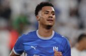 واتكينز يتوج بجائزة رجل مواجهة الهلال والسد