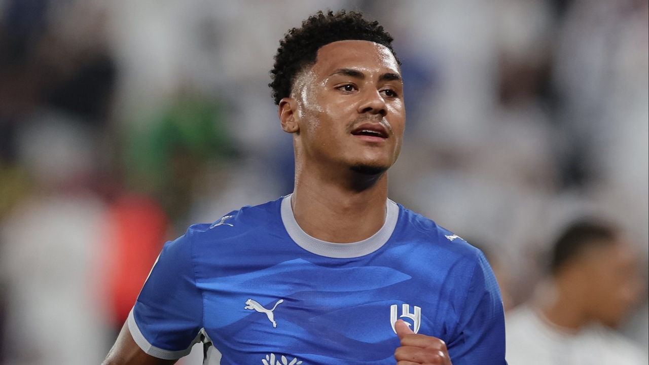 واتكينز يتوج بجائزة رجل مواجهة الهلال والسد