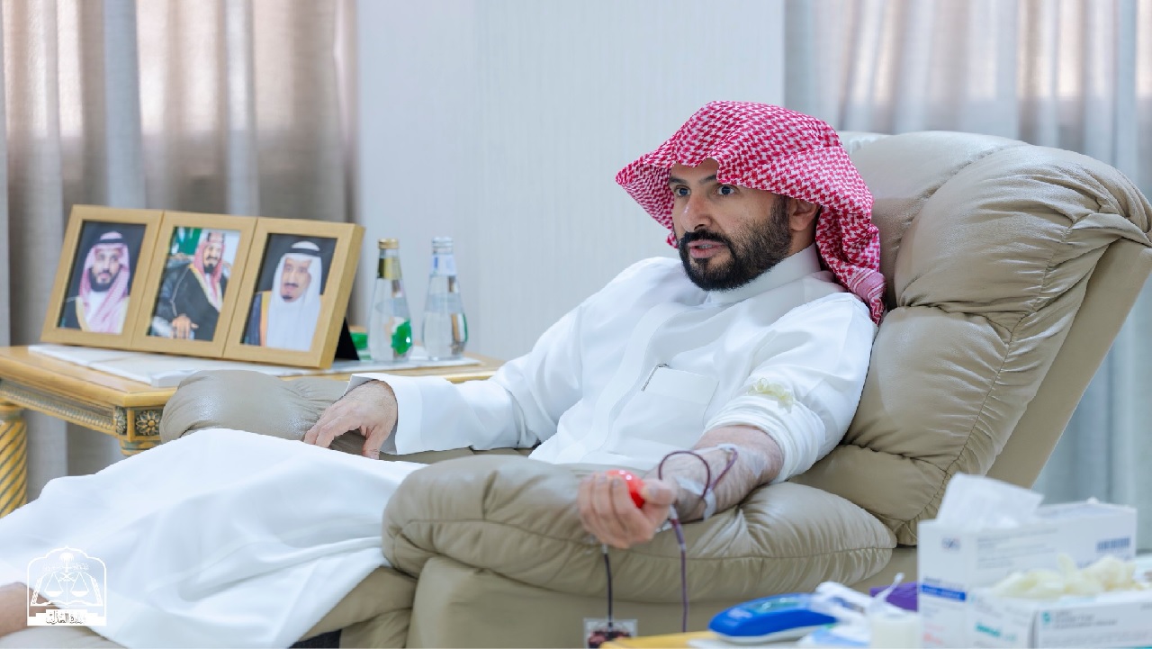 وزير العدل يتبرع بالدم تفاعلًا مع مبادرة ولي العهد..صور
