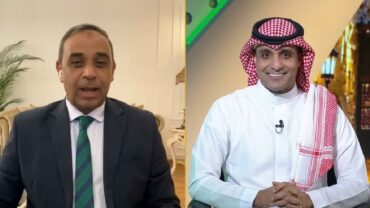 سمير عثمان يطالب عماد السالمي بالغناء بعد تتويج الأخضر: الوعد دِين .. فيديو