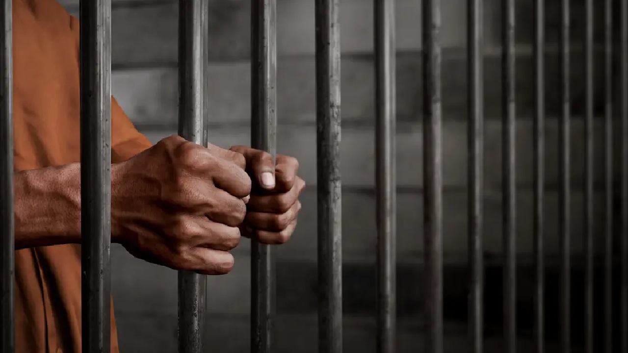 رحلة من خلف القضبان إلى حضن الأم.. قصة سجين المحلة التي أبكت الملايين.. فيديو